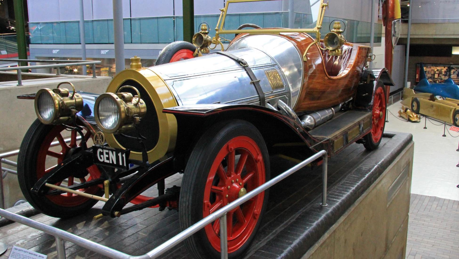 Top 10 Most Memorable Movie Props Sold at Auction 6 Gifts for Movie Lovers film props tv and film stuff 4 Gifts for Movie Lovers